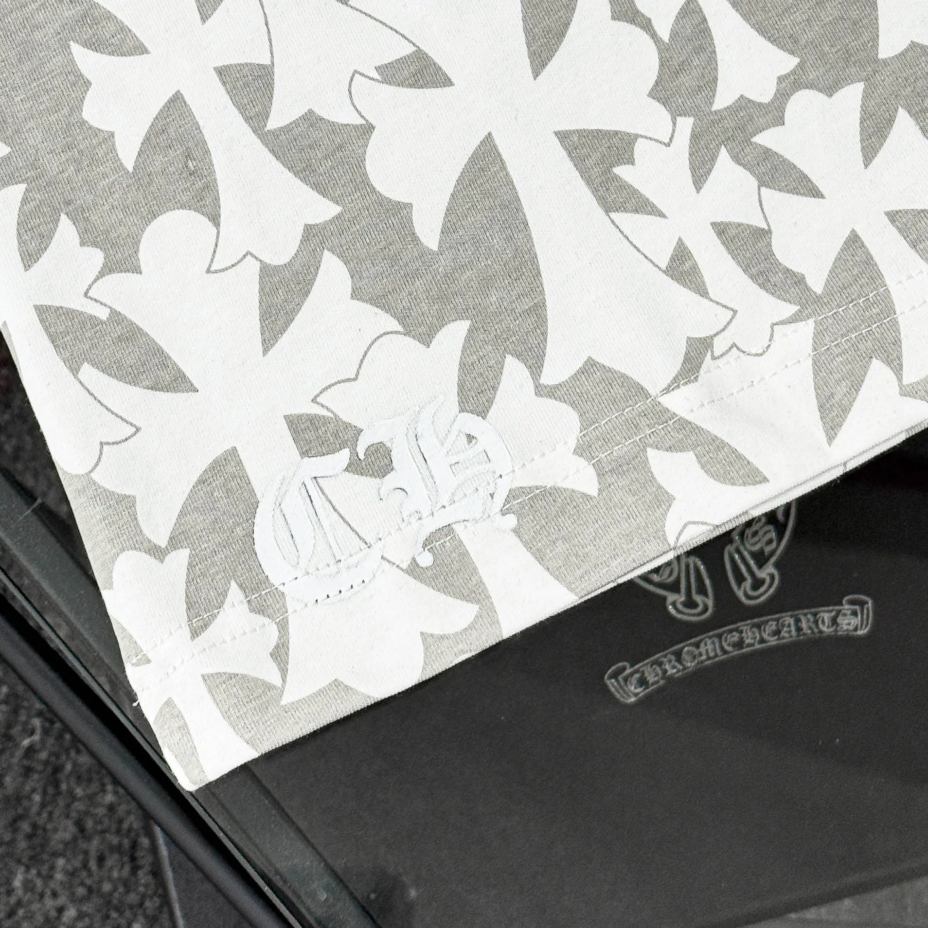 P180 Chrome Hearts 25 high-end versions. The fabric is made of 300 grams of high-density pure cotton. It does not deform or shrink. It has three labels. It is the same style for men and women. Technology: all-over printing + digital printing. Color: white, black. SIZE: S-XL.